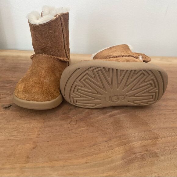 UGG Boots Kids Keelan Boot Chestnut size 2/3 - Picture 9 of 9